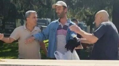 Bursa’da iki kişi arasında çıkan kavgada yumruklar havada uçuştu. Edinilen