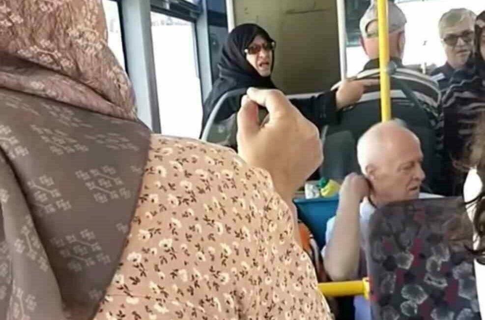 Otobüs şoföründen engelli vatandaşa tepki çeken davranış: “Babanın malı mı geri zekâlı?” Bursa’da özel halk otobüs şoförü engelli bir vatandaşa yönelik tutumu