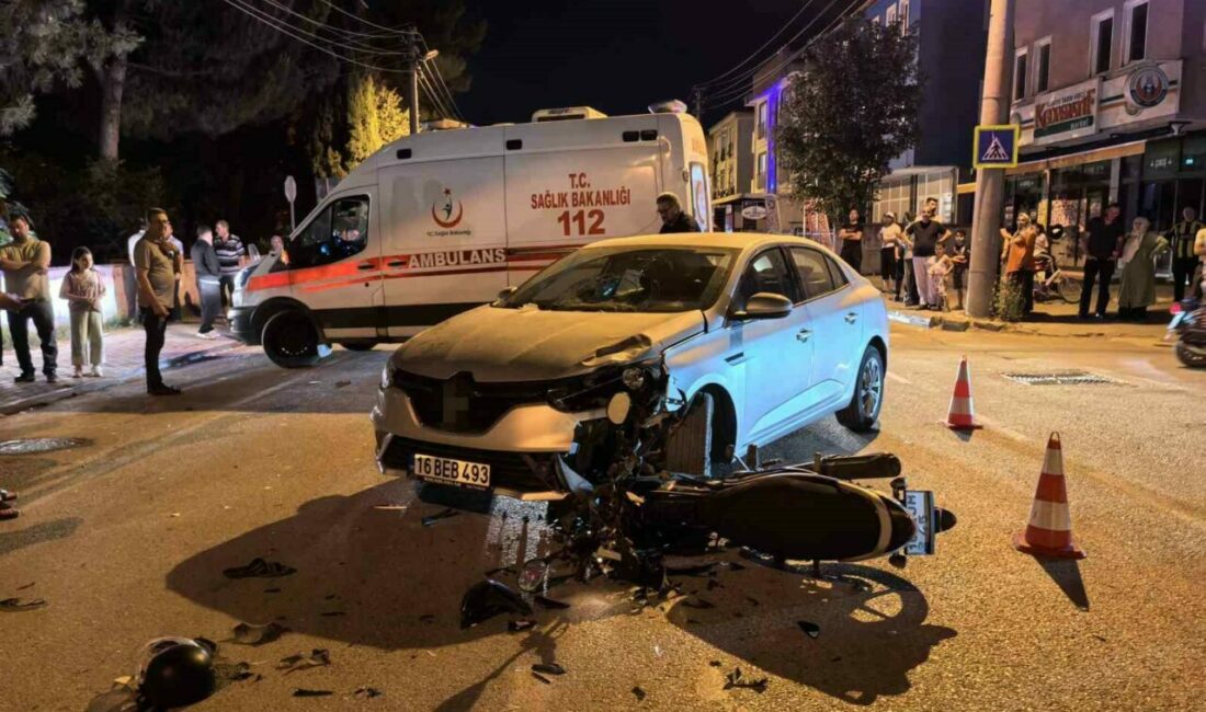 Bursa’nın İnegöl ilçesinde otomobil ile çarpışan motosikletin sürücüsü ağır yaralandı.