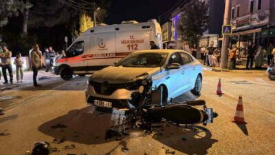 Bursa’nın İnegöl ilçesinde otomobil ile çarpışan motosikletin sürücüsü ağır yaralandı.