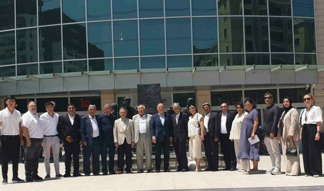 Özbekistan Gazeteciler Birliği Fergana Şubesi Başkanı Muhammadjon Obidov ve beraberindeki