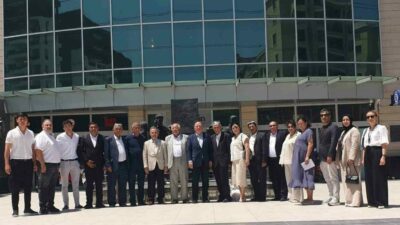 Özbekistan Gazeteciler Birliği Fergana Şubesi Başkanı Muhammadjon Obidov ve beraberindeki