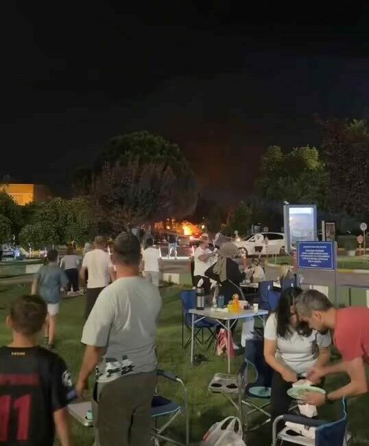 Bursa’daki sıcak havadan kaçan vatandaşlar, Özdilek Park’ın yeşilliklerinde serinlerken alevlerle