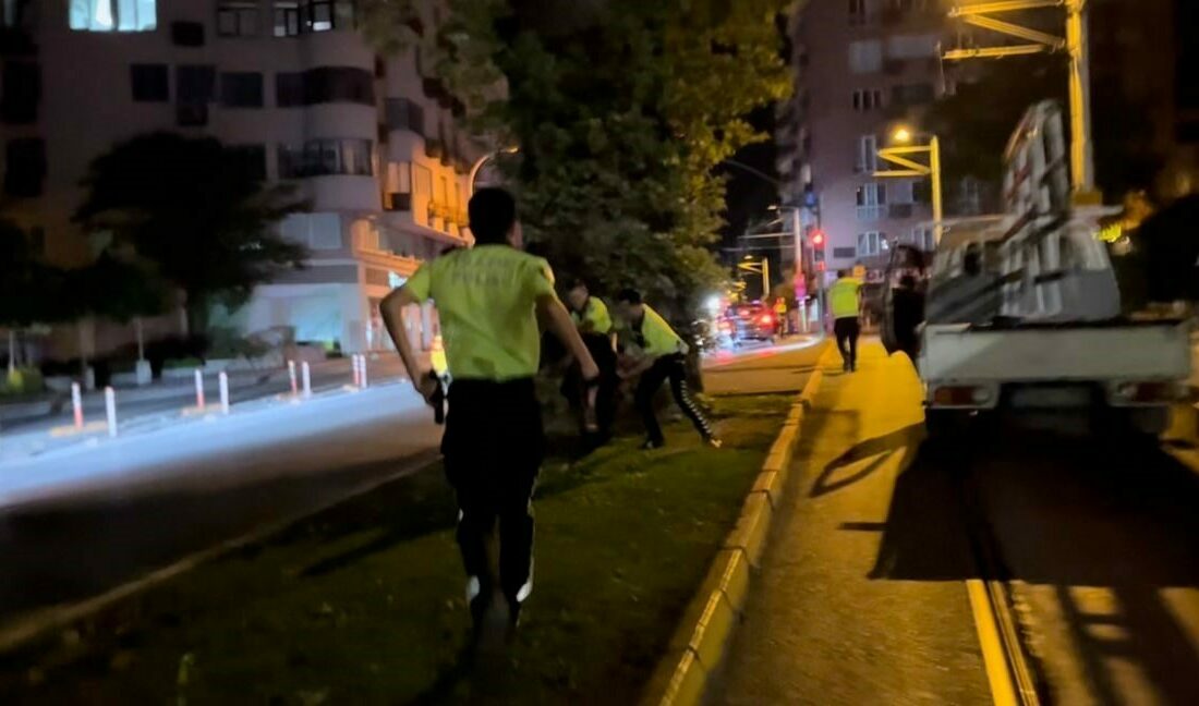 Bursa’da uygulama yapan trafik ekiplerini gören kamyonet sürücüsü önce ters