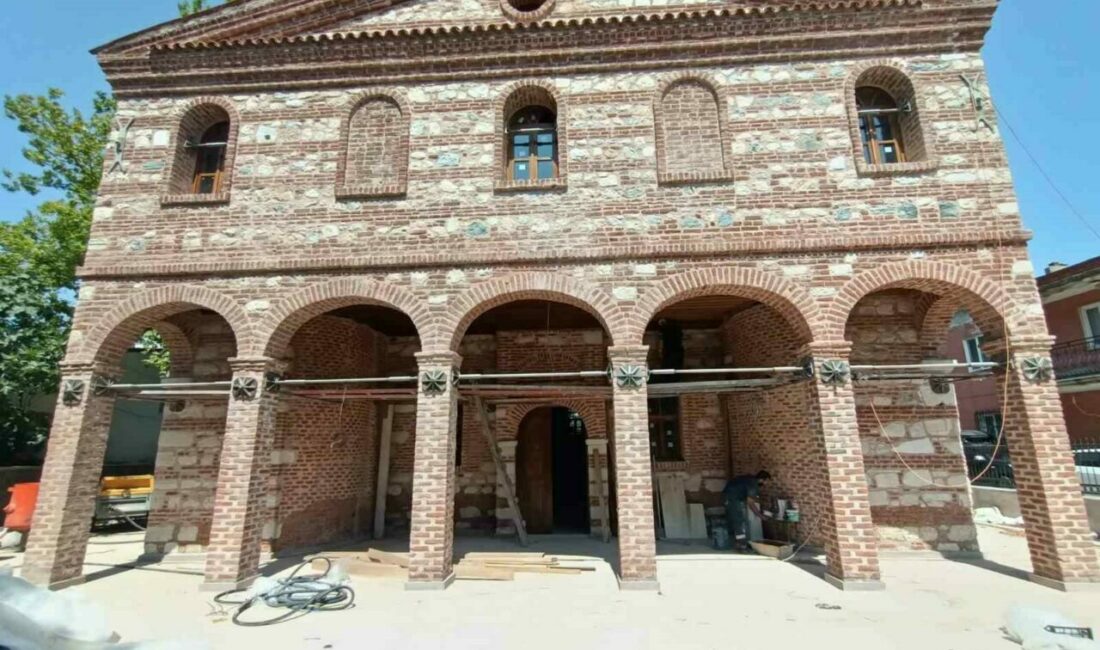 Bursa’nın Nilüfer ilçesine bağlı Özlüce Köyü’nde bulunan tarihi Özlüce Camii,