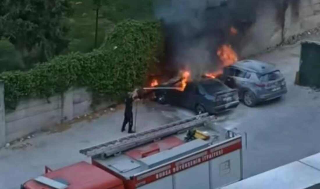 Bursa’nın Yıldırım ilçesinde park halindeki bir otomobil alev alev yandı.
