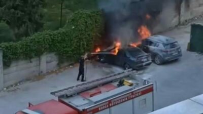Bursa’nın Yıldırım ilçesinde park halindeki bir otomobil alev alev yandı.
