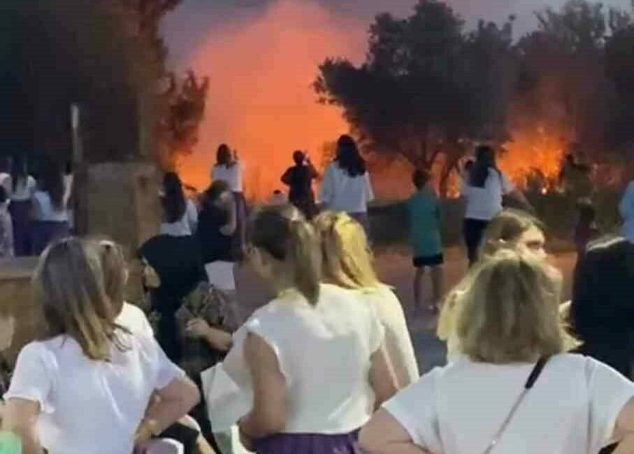 Şalvar gecesi zehir oldu…Havai fişekler köyü yakıyordu Bursa’nın Karacabey ilçesinde kadınlar arasında düzenlenen şalvar gecesi sebebiyle atılan