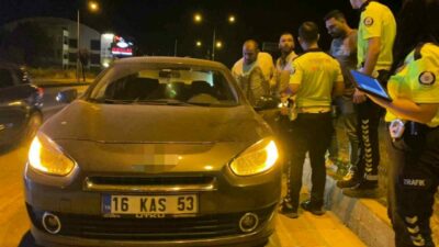 Bursa’nın İnegöl ilçesinde seyir halindeyken yol üzerinde aracını durdurup sızan