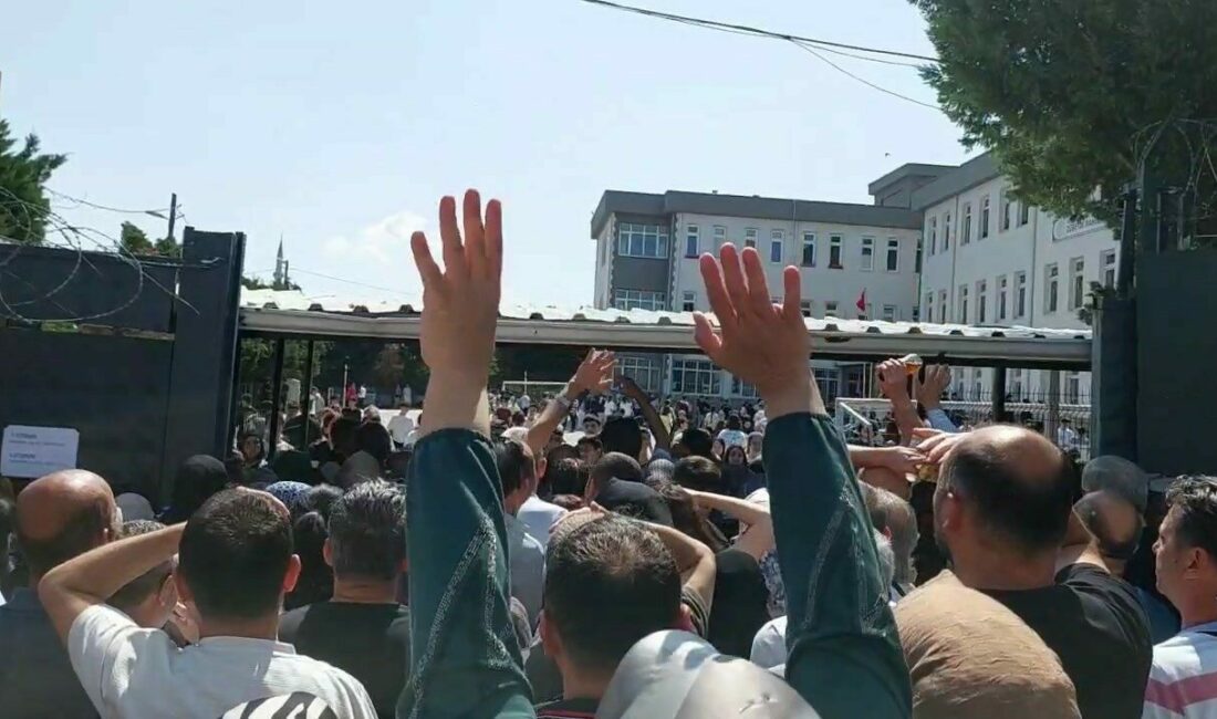 Bursa’da Liselere Geçiş Sistemi (LGS) sınavına giren öğrencilerden daha çok