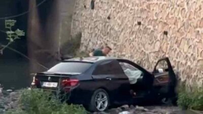 Bursa’da kontrolden çıkan otomobil, su kanalı kenarında oturan çocuğa çarptıktan