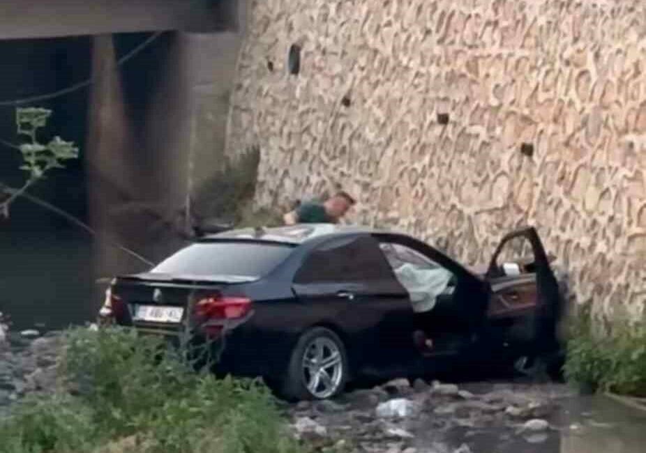 Bursa’da kontrolden çıkan otomobil, su kanalı kenarında oturan çocuğa çarptıktan