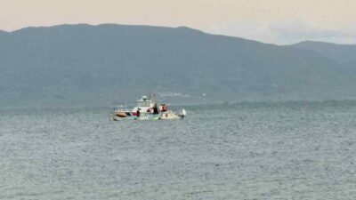 Bursa’nın Orhangazi ilçesinde botla açıldığı İznik Gölü’nün ortasında mahsur kalan