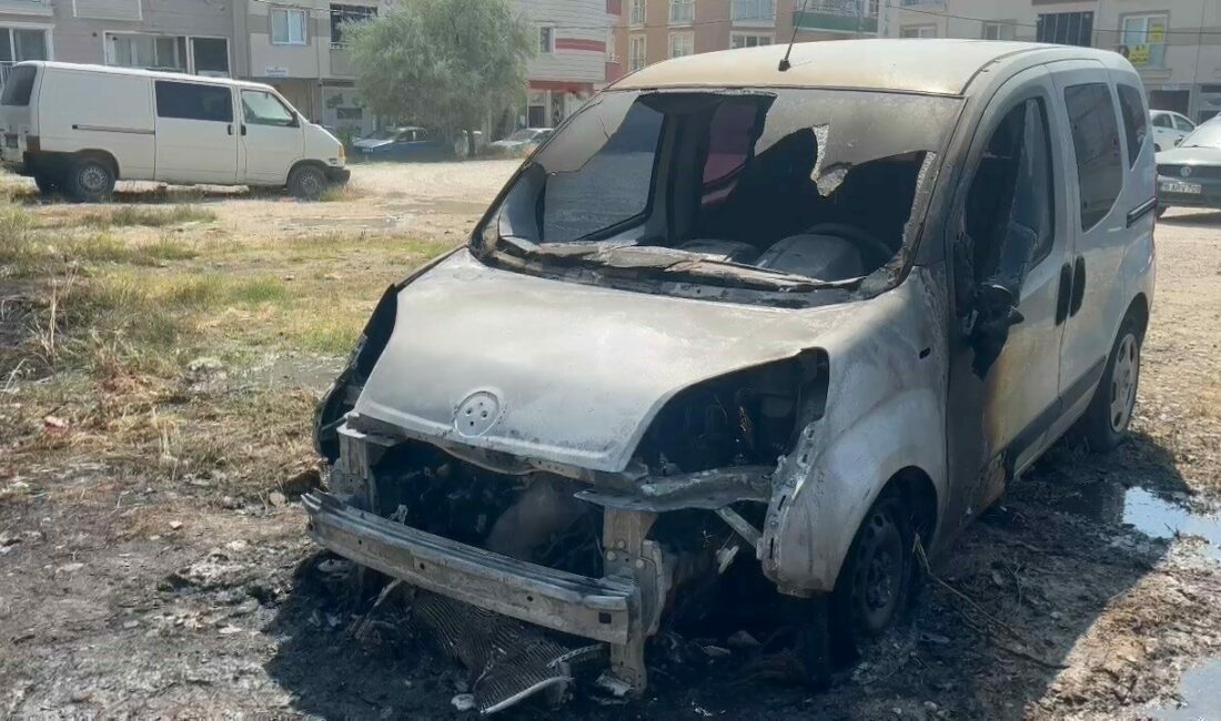 Tarlada başlayan yangın, 2 aracı küle çevirdi Bursa’da tarlada başlayan yangın, duvarın ardındaki araçları küle çevirdi. Olay,