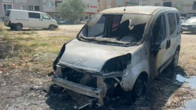 Bursa’da tarlada başlayan yangın, duvarın ardındaki araçları küle çevirdi. Olay,