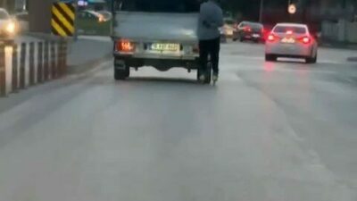 Bursa’da seyir halindeki kamyonetin arkasına tutunarak seyahat eden patenli genç,