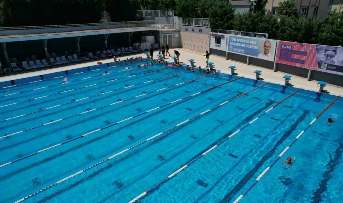 Nilüfer Belediyesi’ne ait Konak Yüzme Havuzu Tesisi’nin açık havuzu yaz