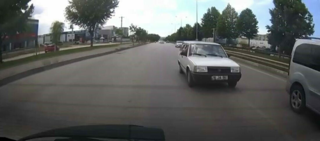 Bursa’da anayolda hızla ilerleyen TOFAŞ marka otomobil attığı makasla yürekleri