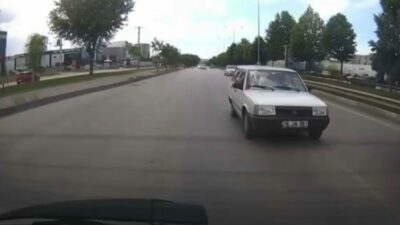 Bursa’da anayolda hızla ilerleyen TOFAŞ marka otomobil attığı makasla yürekleri