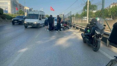 Bursa’da trafikte araçların arasından hızla ilerleyen motosikletliler, kaza yaptı. Yaralanan