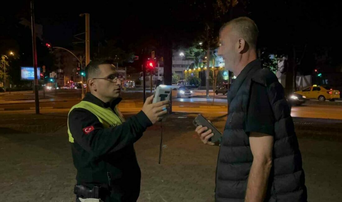 Bursa’da uygulama yapan ekipleri gören alkollü sürücü, kaldırıma çıkarak kaçmayı