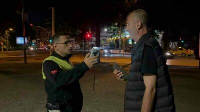 Bursa’da uygulama yapan ekipleri gören alkollü sürücü, kaldırıma çıkarak kaçmayı