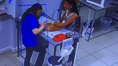 Bursa’da köpeğini tedavi için veterinere getiren bir kadın, muayene sırasında