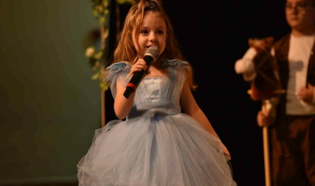 Yıldırım Belediyesi Kreşi öğrencilerinin yıl sonu gösterisi, ayakta alkışlanırken, ailelere