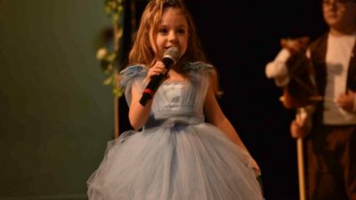 Yıldırım Belediyesi Kreşi öğrencilerinin yıl sonu gösterisi, ayakta alkışlanırken, ailelere