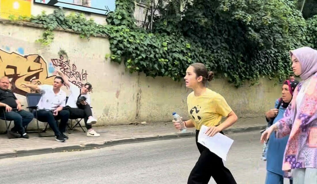 YKS’de dakikalarla yarış film sahnesini aratmadı 1 dakika kala böyle yetişti Bursa’da Yükseköğretim Kurumları Sınavı’na girmek isteyen bir aday, sınav yerini