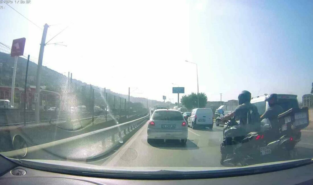 Bursa’da seyir halindeki iki motosikletli, yoğun trafikte araçların arasından geçmeye