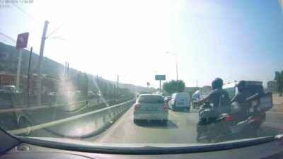Bursa’da seyir halindeki iki motosikletli, yoğun trafikte araçların arasından geçmeye