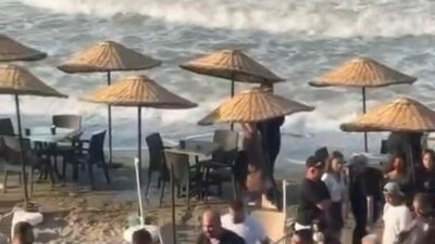 Bursa’nın Mudanya ilçesinde fırtınalı havada serinlemek için denize giren 10