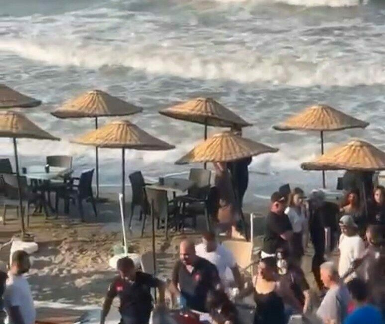 Bursa’nın Mudanya ilçesinde fırtınalı havada serinlemek için denize giren 10