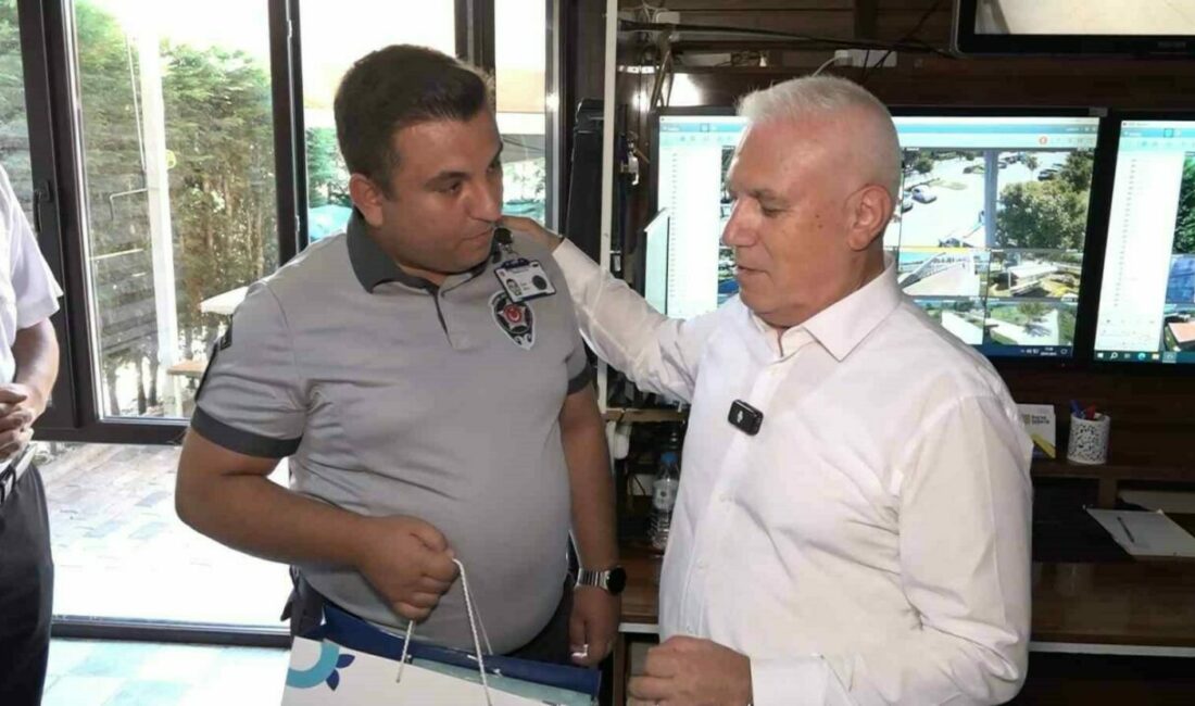 1,5 yaşındaki çocuğu ölümden kurtaran güvenlikçiye başkandan ödül Bursa’da Nilüfer Çayına düşen 1,5 yaşındaki çocuğu boğulmaktan kurtaran Bursa