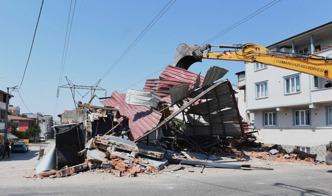 Yüksek gerilim hattına yapılan kaçak iş yeri yıkıldı Kaçak yapılaşmaya karşı mücadelesini kararlılıkla sürdüren Osmangazi Belediyesi, Geçit Mahallesi’nde