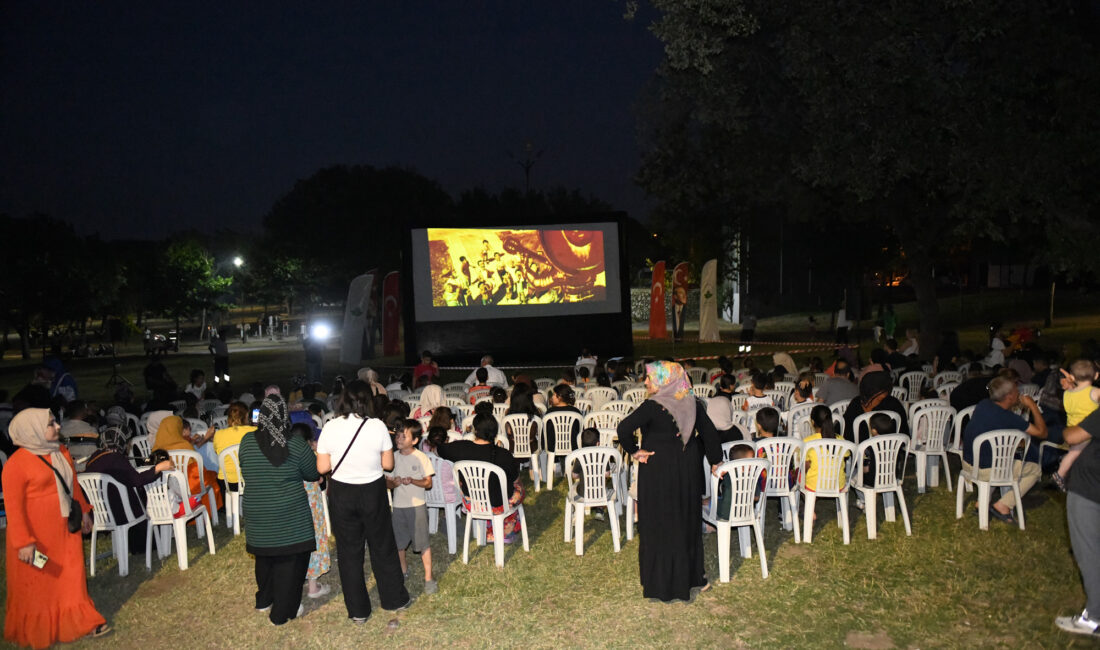 Osmangazi’de açık hava sinema keyfi devam ediyor Osmangazi Belediyesi, yaz akşamlarını çocuklar için şenlik havasına dönüştürmeye devam
