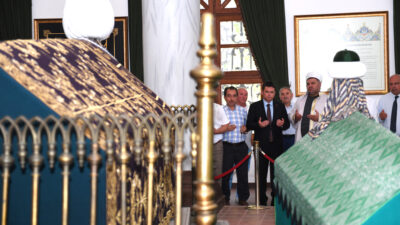 Osmangazi Belediye Başkanı Erkan Aydın, Muharrem ayı vesilesiyle kazanların başına