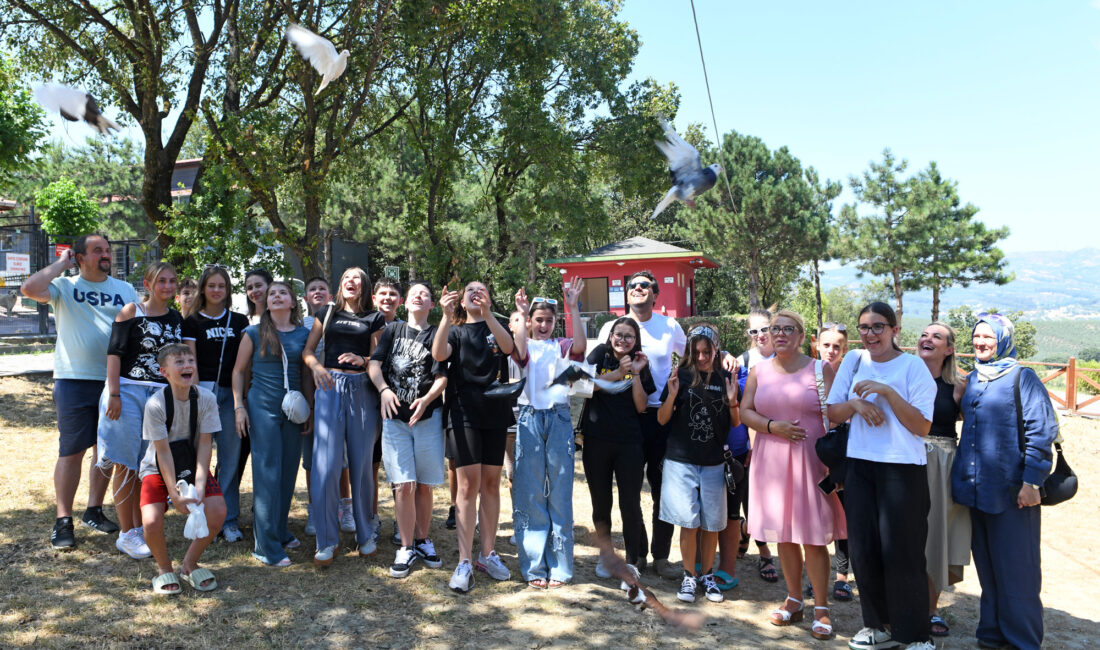 Bosnalı öğrenciler Osmangazi’de hayvan sevgisiyle buluştu Bosna Hersekli öğrenciler, Osmangazi Belediyesi’nin ev sahipliğinde hem Bursa’yı tanıdı