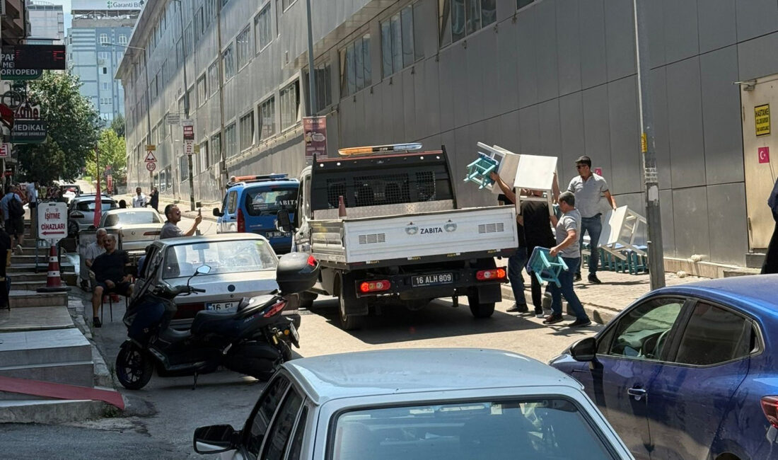 Osmangazi Belediyesi Zabıta Müdürlüğü ekipleri, Kırcaali Mahallesi’nde yaptığı denetimle kaldırımları