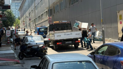 Osmangazi Belediyesi Zabıta Müdürlüğü ekipleri, Kırcaali Mahallesi’nde yaptığı denetimle kaldırımları