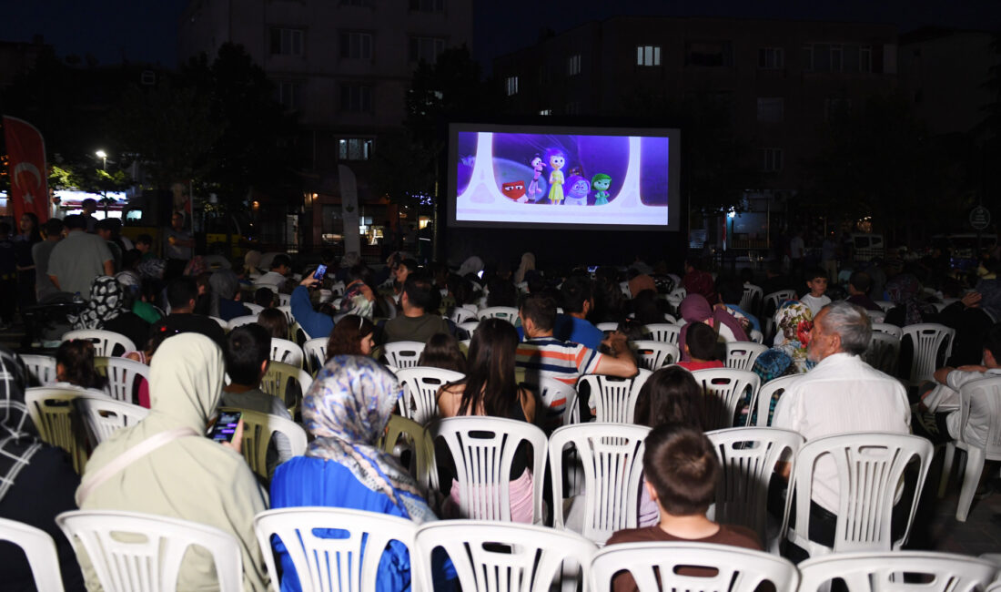 Osmangazi’de sinema geceleri Osmangazi Belediyesi’nin vatandaşların keyifli yaz akşamları geçirebilmesi için açık havada