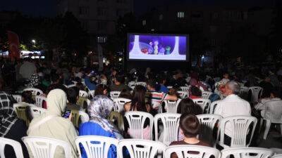 Osmangazi Belediyesi’nin vatandaşların keyifli yaz akşamları geçirebilmesi için açık havada