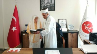 Bursa’nın Mudanya ilçesinde yaşayan Alman vatandaşı İna Dorrothee, Mudanya Müftülüğü’ne