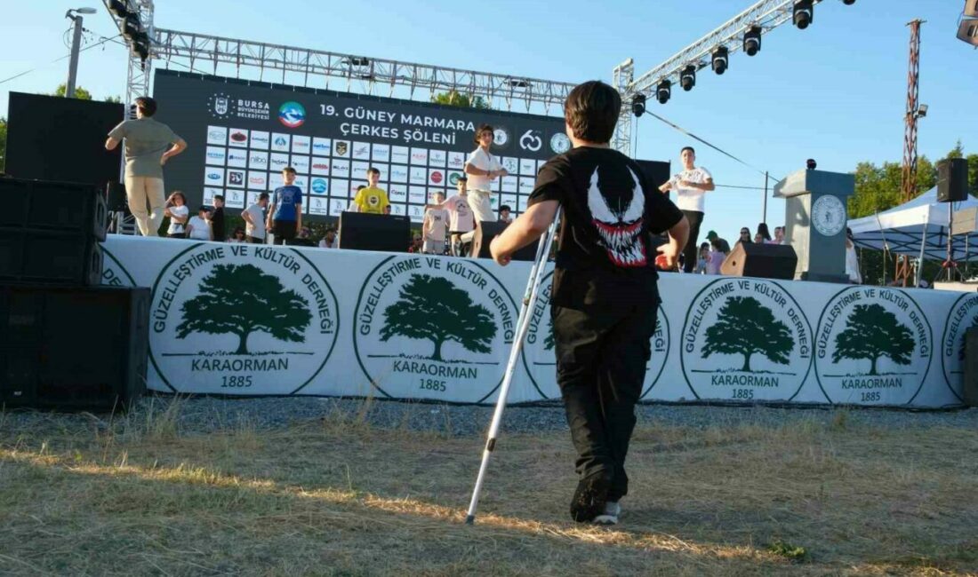 Arkadaşları sahnede hünerlerini sergilerken, o kırık ayağı ile uzaktan katıldı Bursa’da düzenlenen 19. Güney Marmara Çerkes Şöleni’nde izleyenlerin yüreğini burkan
