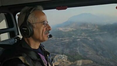 Ulaştırma ve Altyapı Bakanı Abdulkadir Uraloğlu, helikopter ile yangın bölgesinde