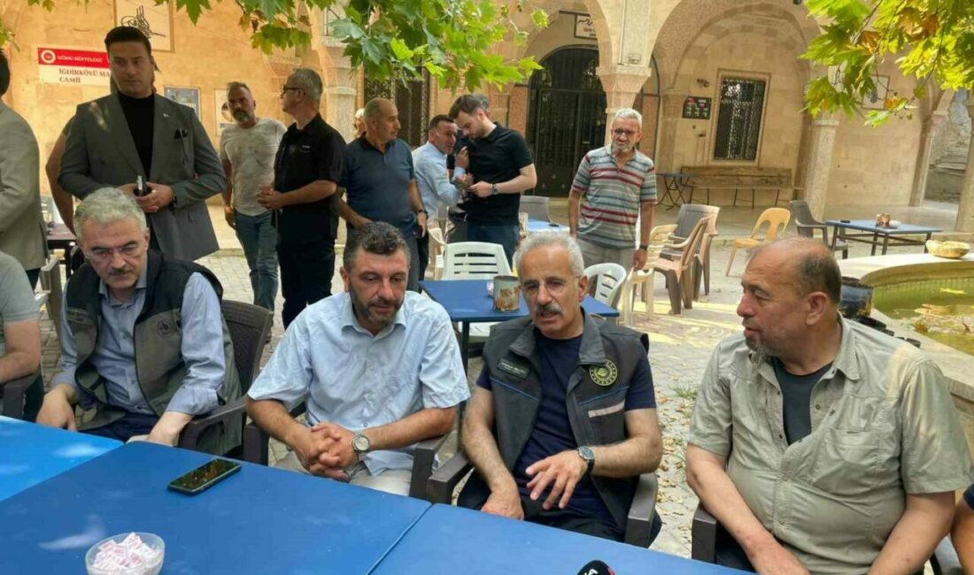 Bakan Uraloğlu, Karahıdır ve İğdir Mahallesi’ni ziyaret etti Ulaştırma ve Altyapı Bakanı Abdulkadir Uraloğlu, Orhaneli’nde çıkan yangına ayağı