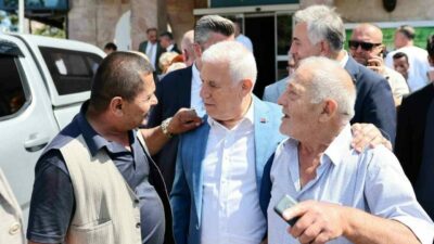 Bursa Büyükşehir Belediye Başkanı Mustafa Bozbey, Karacabey’de ürünlerin yine tarlada