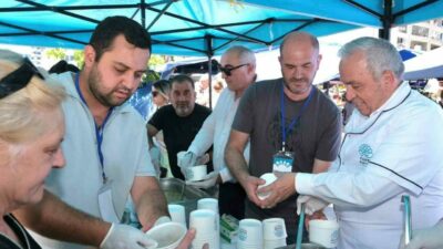 Nilüfer Belediye Başkanı Şadi Özdemir, Ataevler Mahallesi’ndeki aşure dağıtımına katıldı.