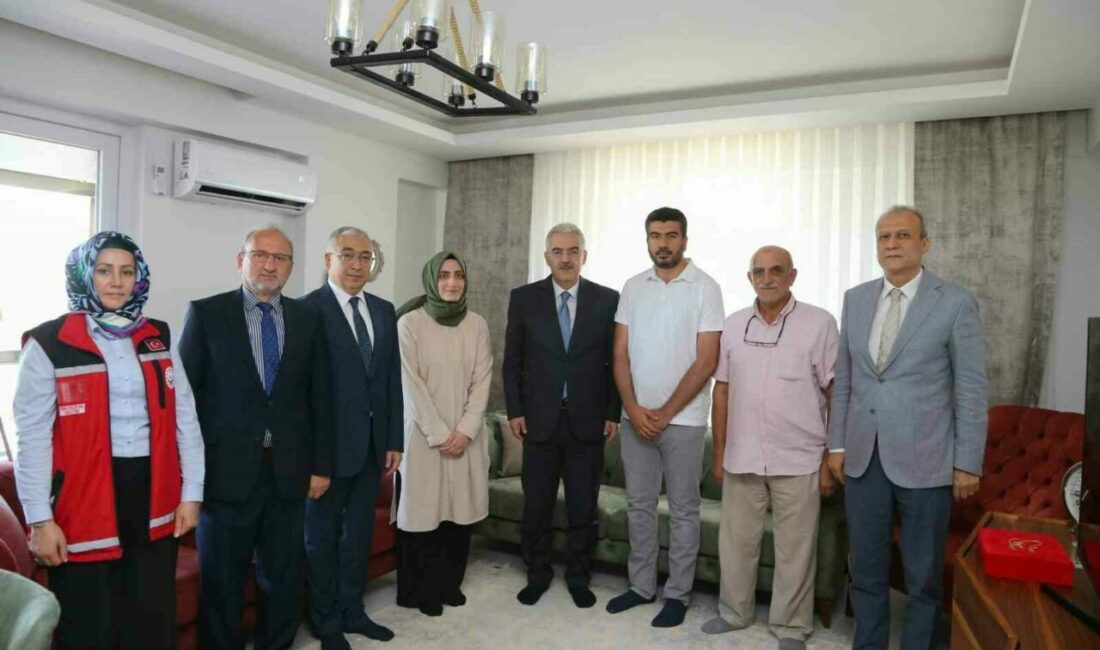 Bursa Valisi Erol Ayyıldız, 15 Temmuz 2016 tarihinde gazi Mustafa